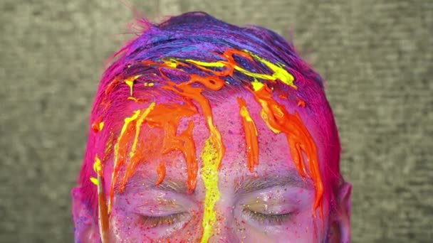 身体艺术制造商浇注到黄色油漆勒芒脸部特写 — 图库视频影像