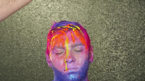 身体艺术制造商浇注到黄色油漆勒芒的脸和肩膀 — 图库视频影像