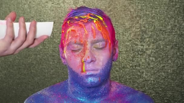 Make-up artiest is het maken van een lichaam kunst voor een man — Stockvideo