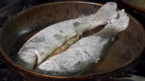 Pescado en una harina frita en una sartén — Vídeos de Stock