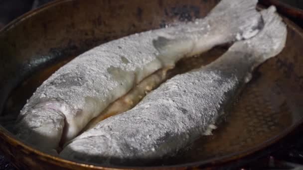 El pescado en la harina frito en la cacerola el primer plano — Vídeos de Stock