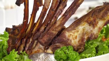 Masanın üzerine lezzetli mangalda pirzola