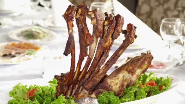 Costelas fritas saborosas na mesa do restaurante — Vídeo de Stock