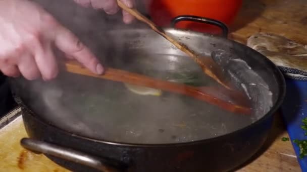 Chef-kok legt gekookte vis op een druipende-pan — Stockvideo