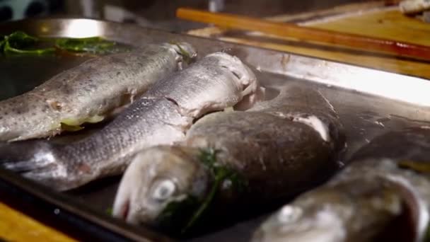 Gotowane ryby na zbliżenie kapiącą pan — Wideo stockowe