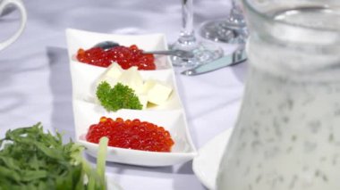Restoran masada lezzetli kırmızı havyar