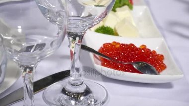 Plaka yakınındaki boş bardak kırmızı havyar