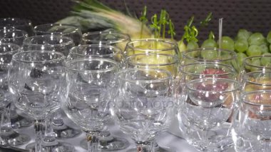 Yanındaki boş bardak tabak meyve kümesi