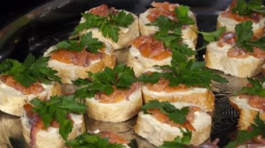 Havyar plaka ile lezzetli tost