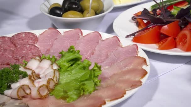 Embutidos de carne y verduras en el plato del restaurante — Vídeo de stock