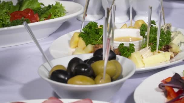 Oliven im Teller auf dem Tisch — Stockvideo