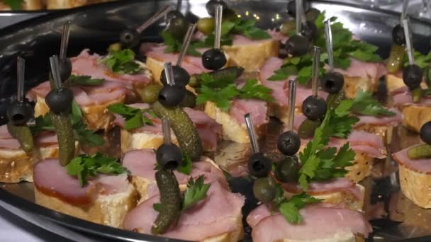 Sabrosos aperitivos en el plato — Vídeos de Stock