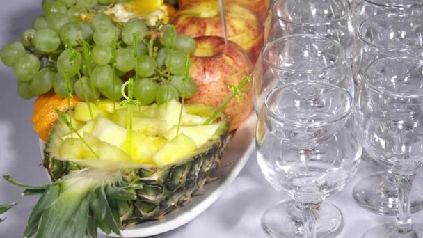 Tasty fresh fruits next to the empty glasses — Stock Video