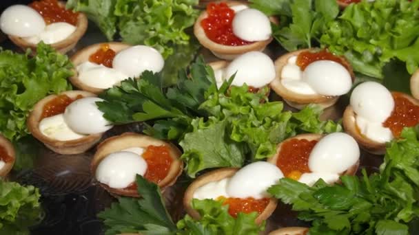Leckere Toasts mit Kaviar auf dem Teller im Restaurant — Stockvideo
