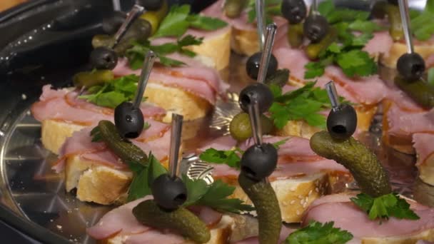 Collations savoureuses avec des olives et de la viande dans l'assiette — Video
