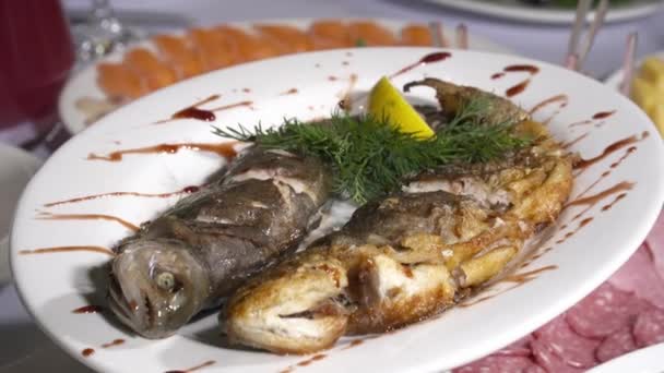 Sabroso pescado frito decorado en el plato — Vídeos de Stock