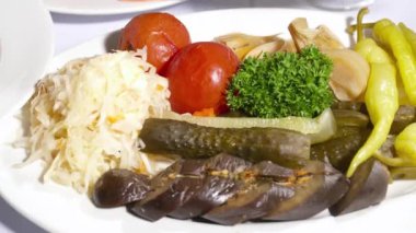 Otlar ile Turşu sebze kümesi