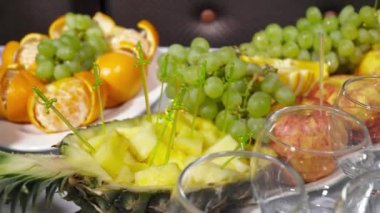 Boş gözlük closeup yanında taze meyve