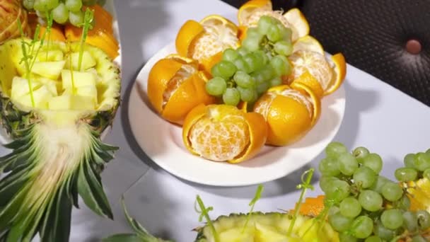 Vers fruit op de tafel in het restaurant — Stockvideo