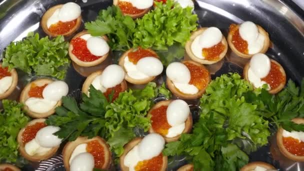 Leckere Snacks mit Kaviar auf dem Teller — Stockvideo