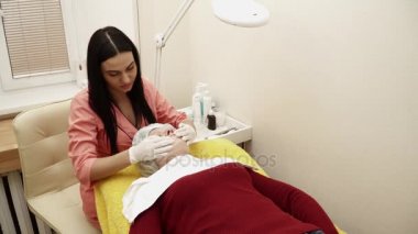 Şevval Özçelik Güzellik salonunda bir precedure yapıyor