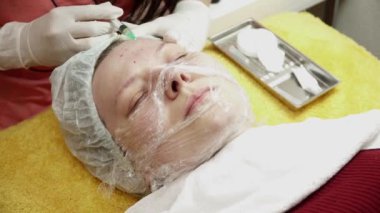 Salonda kadın için enjeksiyon yapma güzellik uzmanı
