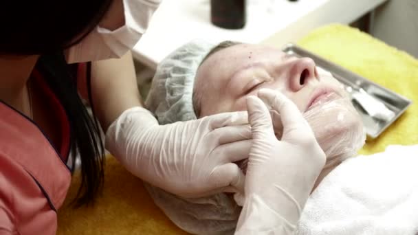 Kosmetolog att göra injektioner till kinden för kvinnan — Stockvideo