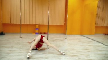 Çekici kadın kutbu yakınındaki egzotik dans dans