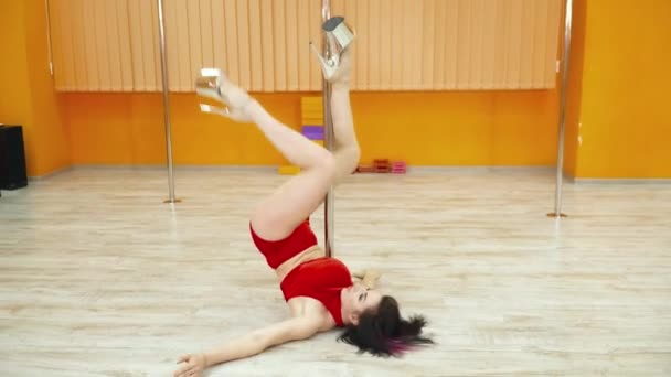 Atractiva mujer bailando danza exótica cerca del poste en zapatos de striptease — Vídeos de Stock