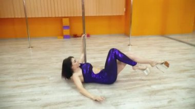 Çekici kadın güzel mor kostümle kutbu yakınındaki egzotik dans dans