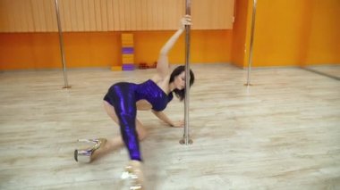 Güzel esmer kadın kutup dans