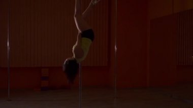 Çekici egzotik dans striptiz ayakkabı genç kadın tarafından