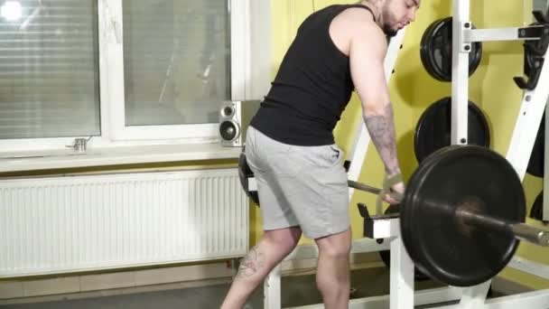 Jeune homme séance d'entraînement avec cloche muette dans la salle de gym — Video
