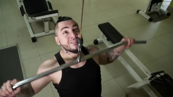 Spor salonu closeup Lat açılan egzersiz yapma genç adam — Stok video