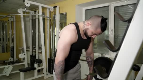 Homme s'entraînant avec les bars dans la salle de gym — Video