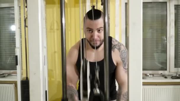 Junger Mann macht das Bizeps-Trizeps-Bodybuilding-Training — Stockvideo