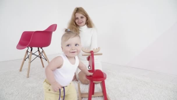 Bébé garçon heureux marchant dans la chambre — Video