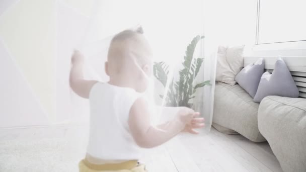 Pequeño niño jugando al escondite con su mamá — Vídeo de stock