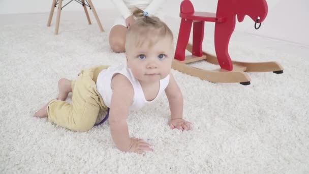Adoptable bebé niño arrastrándose en el suelo — Vídeos de Stock