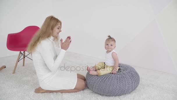 Jonge moeder handen klappen met haar kleine babyjongen — Stockvideo