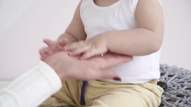 Jeune mère enseigne à son bébé garçon comment applaudir les mains — Video