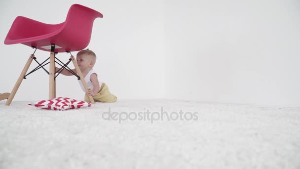 Kleine baby-boy kijken naar de camera en spelen met het — Stockvideo