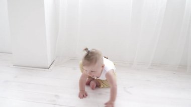 Küçük bebek çocuk crowling ve Oda, closeup keşfetmek