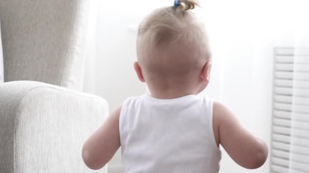 Μωρό να κλαίει τρέχει γύρω από το δωμάτιο, αργή κίνηση — Αρχείο Βίντεο