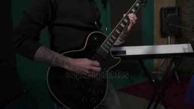 Gitar çalmak el closeup mans