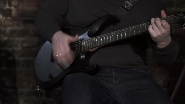 Zbliżenie człowieka, gra na gitarze — Wideo stockowe