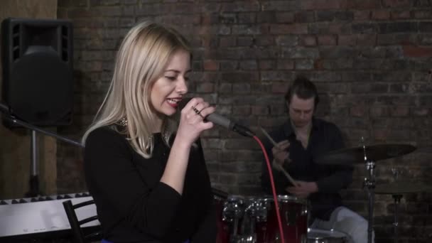 Giovane donna che canta al microfono durante le prove — Video Stock