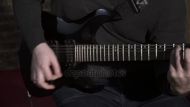 Uomo che suona la chitarra primo piano — Video Stock