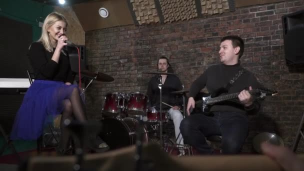 Репетиция рок-группы в гараже — стоковое видео