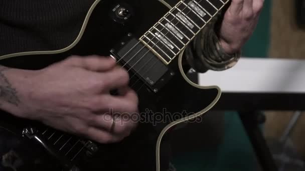 Close-up van een man die het gitaarspelen — Stockvideo
